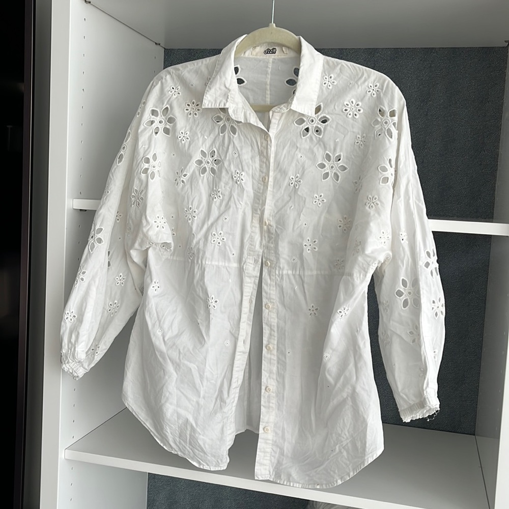 Dizzilt white eyelet button down blouse